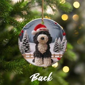 Enfeite de Bernedoodle, Lembrança de Cachorro com Gorro de Papai Noel | Cerâmica Dupla Face | Decoração Festiva para Árvore de Natal por Sublimação imagem 4