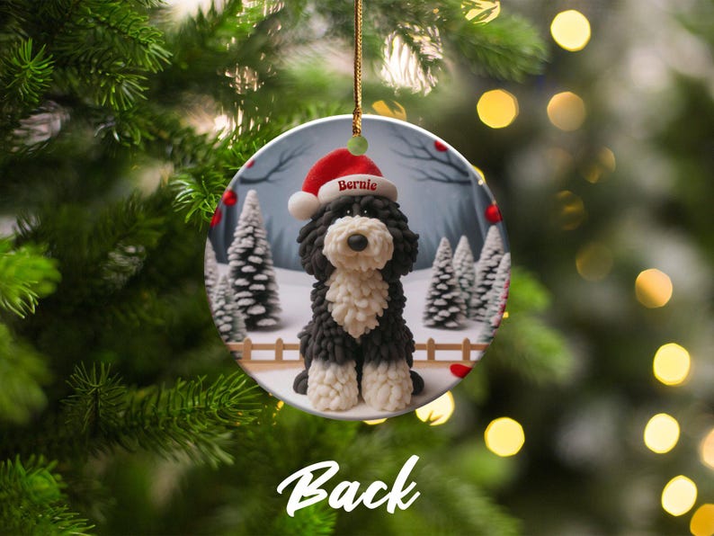 Enfeite de Bernedoodle, Lembrança de Cachorro com Gorro de Papai Noel | Cerâmica Dupla Face | Decoração Festiva para Árvore de Natal por Sublimação imagem 4