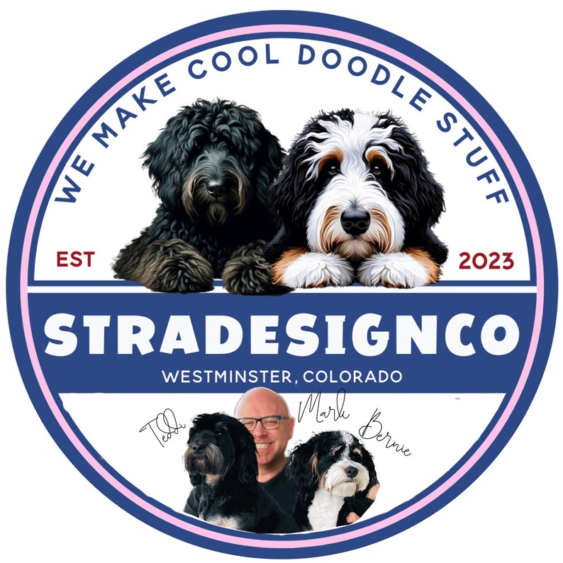 Puede incluir: Logotipo circular con el texto "WE MAKE COOL DOODLE STUFF" y "STRADESIGNCO" en blanco sobre fondo azul. El logotipo presenta dos perros y el texto "EST 2023". Debajo, tres personas y perros con los nombres "Ted", "Mark" y "Bernie".