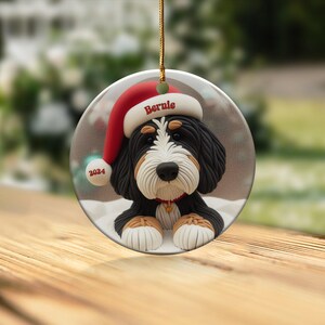 Decorazione natalizia Bernedoodle, ricordo personalizzato per cani - Ceramica a sublimazione / Regalo con nome personalizzato / Decorazione festiva per l'albero di Natale immagine 9