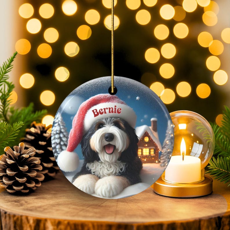 Individuell gestalteter Hunde-Ornament Bernedoodle, Weihnachtsmannmütze, festliches Erinnerungsstück (beidseitiger Sublimationsdruck, Keramik) Bild 11