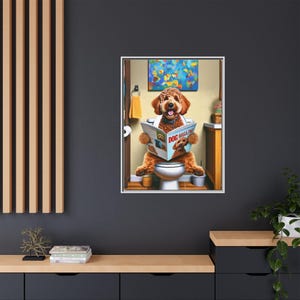 Cuadro enmarcado de un perro Goldendoodle rojo en el inodoro - Decoración de pared para el baño imagen 9