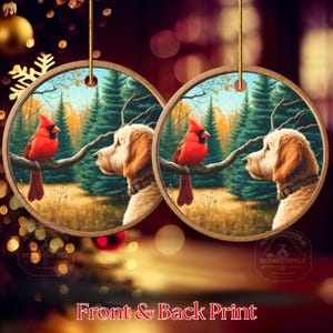 Ornamento de cerâmica com cardeal e cachorro Goldendoodle, estilo pintura a óleo. imagem 3
