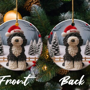Enfeite de Bernedoodle, Lembrança de Cachorro com Gorro de Papai Noel | Cerâmica Dupla Face | Decoração Festiva para Árvore de Natal por Sublimação imagem 3
