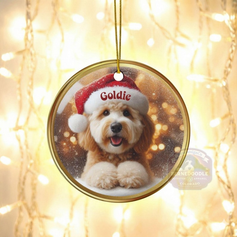 Keramik-Weihnachtsmannmütze, personalisierter Goldendoodle-Weihnachtsbaumschmuck | Sublimationsdruck | 7,6 cm (3 Zoll) Baumdekoration, individuelles Haustier-Andenken, Weihnachtsgeschenk Bild 9