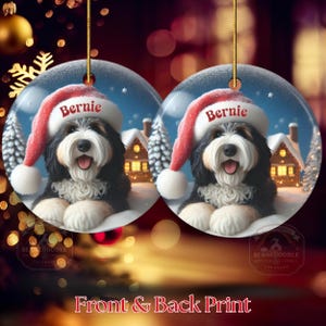 Individuell gestalteter Hunde-Ornament Bernedoodle, Weihnachtsmannmütze, festliches Erinnerungsstück (beidseitiger Sublimationsdruck, Keramik) Bild 3