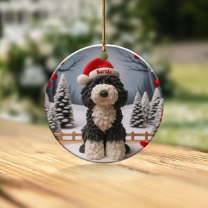 Enfeite de Bernedoodle, Lembrança de Cachorro com Gorro de Papai Noel | Cerâmica Dupla Face | Decoração Festiva para Árvore de Natal por Sublimação imagem 6