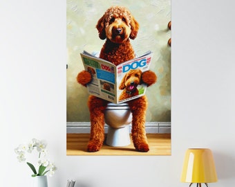 Op de afbeelding: Een humoristische print met een bruine Goldendoodle-hond op een toilet, verdiept in een krant met het woord "DOG" op de cover. De afbeelding heeft een lichte achtergrond en de hond is het centrale onderwerp.