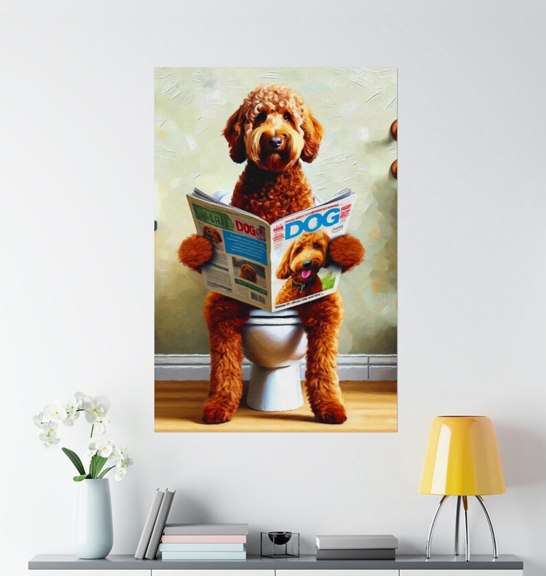 Grappige poster voor op het toilet: Goldendoodle hond leest op de wc afbeelding 1