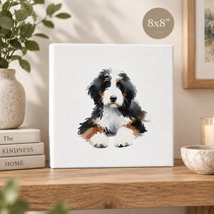 Puede incluir: Un lienzo cuadrado de 8x8 pulgadas con una ilustraci&oacute;n en acuarela de un cachorro de boyero de Berna. El cachorro tiene pelaje negro, blanco y marr&oacute;n, una mancha blanca en la cara y est&aacute; representado sentado sobre un fondo blanco.