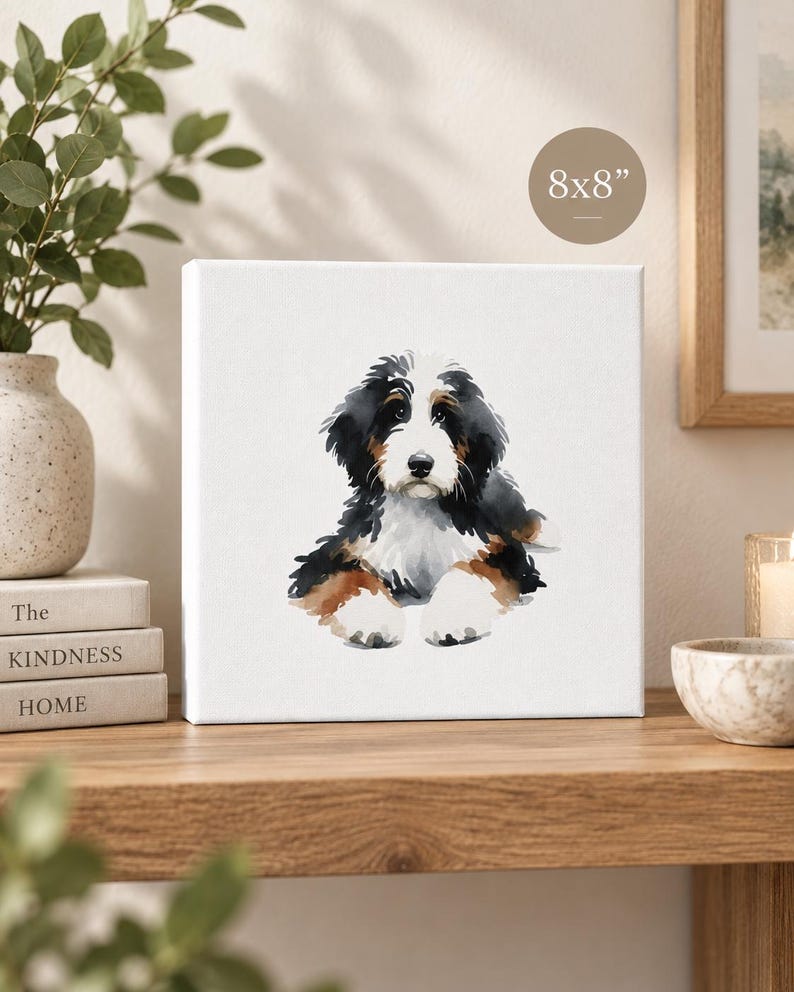 Puede incluir: Un lienzo cuadrado de 8x8 pulgadas con una ilustraci&oacute;n en acuarela de un cachorro de boyero de Berna. El cachorro tiene pelaje negro, blanco y marr&oacute;n, una mancha blanca en la cara y est&aacute; representado sentado sobre un fondo blanco.