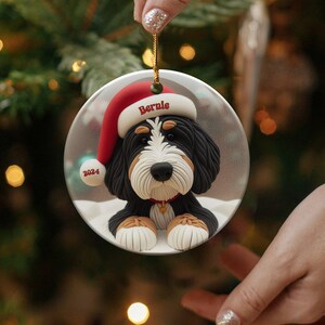 Decorazione natalizia Bernedoodle, ricordo personalizzato per cani - Ceramica a sublimazione / Regalo con nome personalizzato / Decorazione festiva per l'albero di Natale immagine 2