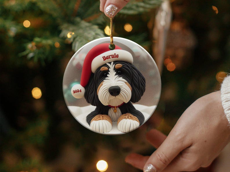Decorazione natalizia Bernedoodle, ricordo personalizzato per cani - Ceramica a sublimazione / Regalo con nome personalizzato / Decorazione festiva per l'albero di Natale immagine 2