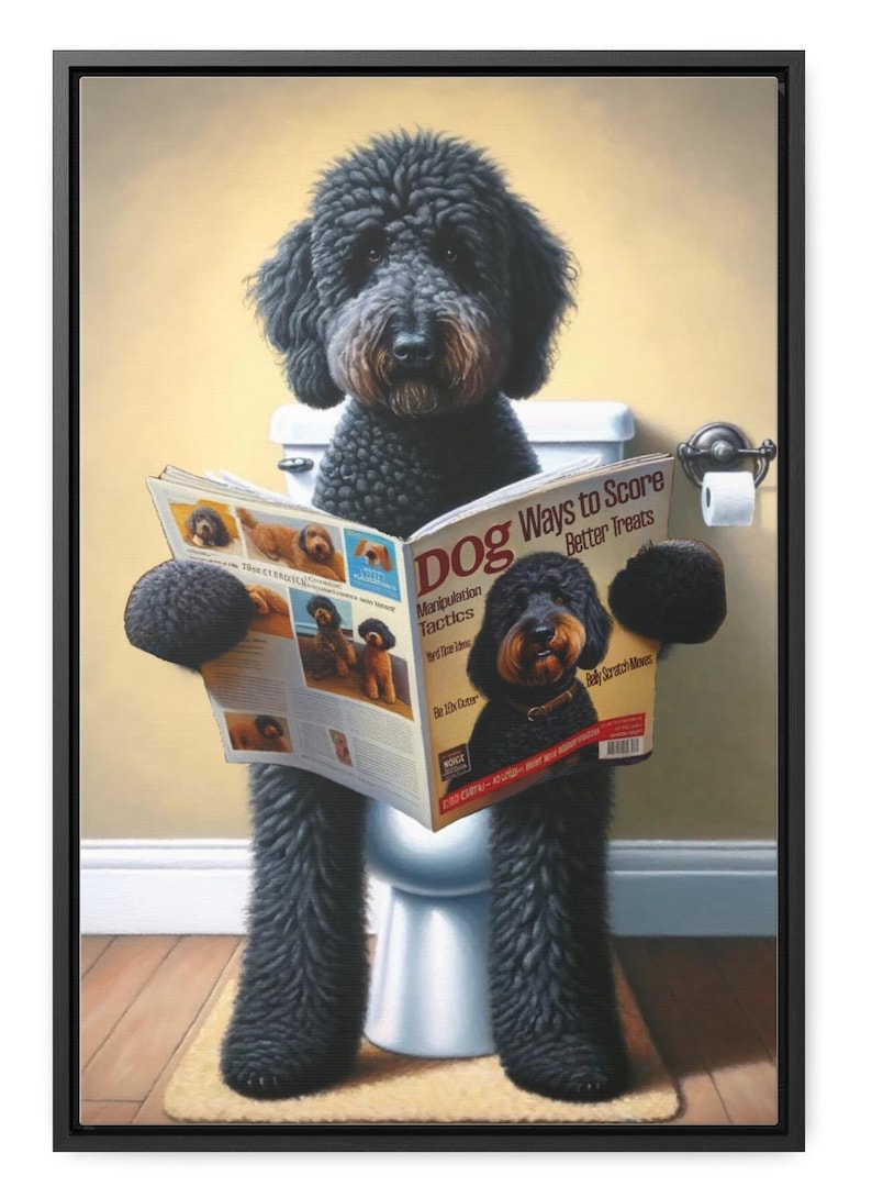 Portret van een zwarte Goldendoodle op het toilet, hond die een tijdschrift leest, grappig hondenportret, wanddecoratie voor de gastenbadkamer, cadeau voor labradoodle-liefhebbers, dierenliefhebber afbeelding 1