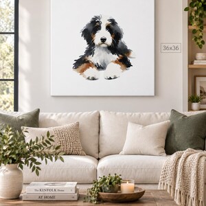Puede incluir: Un lienzo cuadrado con una ilustraci&oacute;n en acuarela de un cachorro de boyero de Berna con pelaje negro, blanco y marr&oacute;n. La obra de arte est&aacute; etiquetada con las dimensiones 36x36 cm y se muestra sobre un fondo blanco.