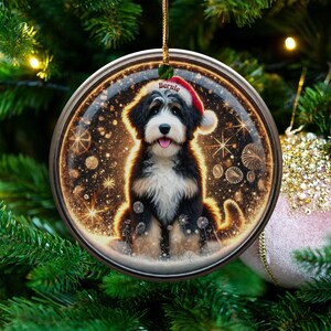 Ozdoba Bernedoodle, świąteczna czapka Mikołaja | Sublimacja | Spersonalizowana pamiątka świąteczna zdjęcie 8
