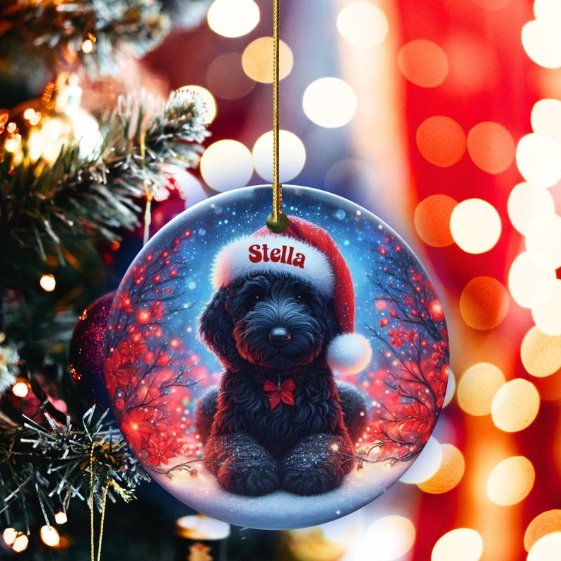 Capture the magic of the season with this adorable black Goldendoodle puppy wearing a festive Santa hat, surrounded by glowing red berries and twinkling snowflakes! Perfect personalized Christmas tree ornament for doodle parents. Add your dog's name (like "Stella") for a heartfelt touch. High-quality ceramic, vibrant print, gold string included. Ideal dog mom/dad gift, stocking stuffer, or memorial keepsake. Handmade holiday charm!