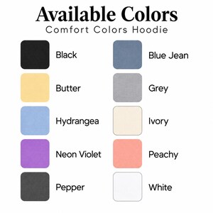 Pu&ograve; includere: Una tabella colori per felpe con cappuccio Comfort Colors che presenta dieci campioni quadrati etichettati come Black, Butter, Hydrangea, Neon Violet, Pepper, Blue Jean, Grey, Ivory, Peachy e White. Il testo Available Colors Comfort Colors Hoodie &egrave; in alto.