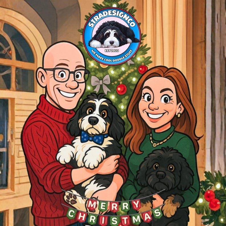 Op de afbeelding: Een familieportret met twee volwassenen en twee honden voor een kerstboom. De man draagt een rode trui en een bril en houdt een zwart-witte hond met een blauwe vlinderdas vast. De vrouw draagt een groene trui en houdt een zwarte hond vast. Een banner leest "VROLIJK KERSTFEEST".
