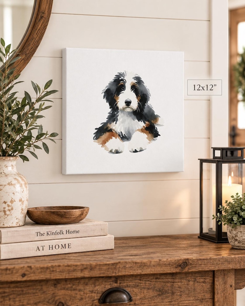 Puede incluir: Un lienzo cuadrado con una ilustraci&oacute;n en acuarela de un cachorro de boyero de Berna con pelaje negro, blanco y marr&oacute;n. La obra de arte est&aacute; etiquetada con las dimensiones de 30x30 cm y muestra al cachorro en una posici&oacute;n sentada.