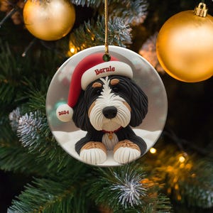 Decorazione natalizia Bernedoodle, ricordo personalizzato per cani - Ceramica a sublimazione / Regalo con nome personalizzato / Decorazione festiva per l'albero di Natale immagine 5