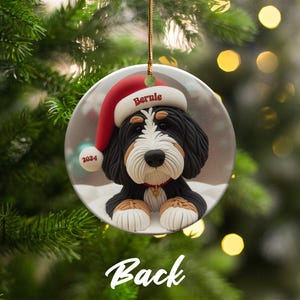 Decorazione natalizia Bernedoodle, ricordo personalizzato per cani - Ceramica a sublimazione / Regalo con nome personalizzato / Decorazione festiva per l'albero di Natale immagine 7
