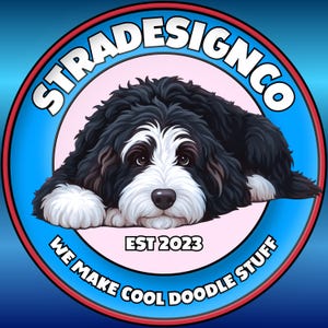 Op de afbeelding: Cirkelvormig logo met een zwart-witte doodle hondenillustratie. Het logo heeft een blauwe buitenring met de tekst "STRADESIGNCO" in het wit. De binnenring is roze, met de tekst "EST 2023" en "WE MAKE COOL DOODLE STUFF".