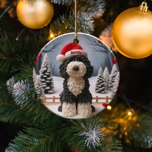 Enfeite de Bernedoodle, Lembrança de Cachorro com Gorro de Papai Noel | Cerâmica Dupla Face | Decoração Festiva para Árvore de Natal por Sublimação imagem 2