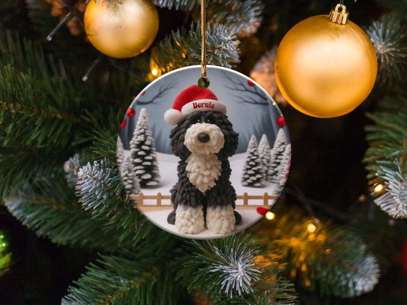 Enfeite de Bernedoodle, Lembrança de Cachorro com Gorro de Papai Noel | Cerâmica Dupla Face | Decoração Festiva para Árvore de Natal por Sublimação imagem 2