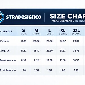 Może przedstawiać: Tabela rozmiar&oacute;w odzieży marki STRADESIGNCO z logo psa. Tabela zawiera wymiary w calach dla rozmiar&oacute;w od S do 3XL, w tym szerokość, długość i długość rękawa, z tolerancją rozmiaru wynoszącą 1,00 cala dla wszystkich kategorii.
