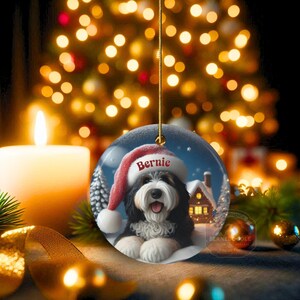 Individuell gestalteter Hunde-Ornament Bernedoodle, Weihnachtsmannmütze, festliches Erinnerungsstück (beidseitiger Sublimationsdruck, Keramik) Bild 7