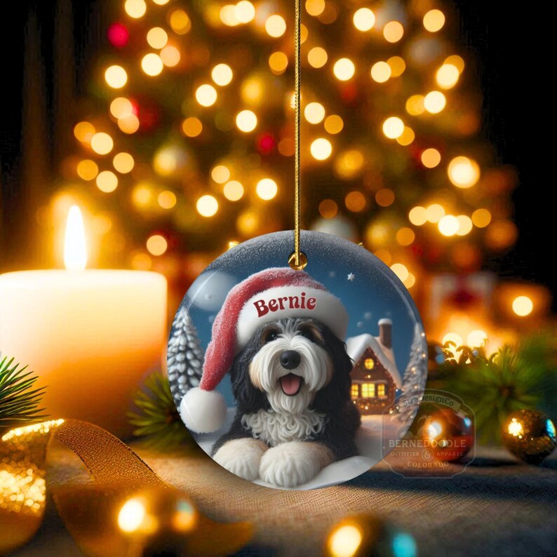 Individuell gestalteter Hunde-Ornament Bernedoodle, Weihnachtsmannmütze, festliches Erinnerungsstück (beidseitiger Sublimationsdruck, Keramik) Bild 7