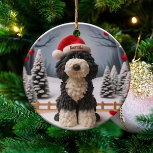Enfeite de Bernedoodle, Lembrança de Cachorro com Gorro de Papai Noel | Cerâmica Dupla Face | Decoração Festiva para Árvore de Natal por Sublimação imagem 1