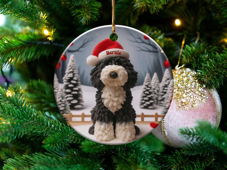 Enfeite de Bernedoodle, Lembrança de Cachorro com Gorro de Papai Noel | Cerâmica Dupla Face | Decoração Festiva para Árvore de Natal por Sublimação imagem 1