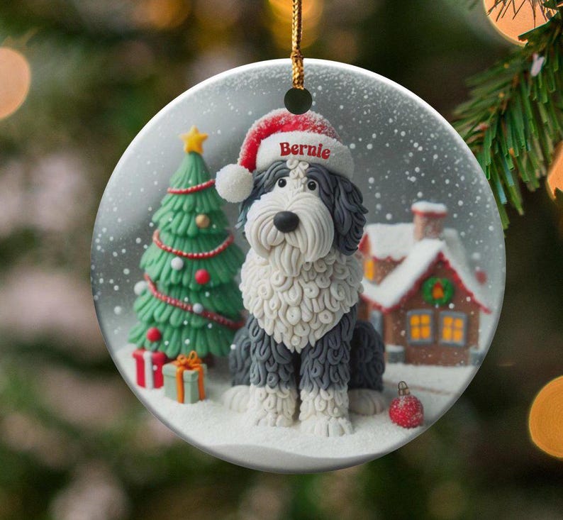 犬のセラミックオーナメント、シープードル好きへのギフト - 昇華プリントデザイン | 3インチの平らな記念品 | クリスマスツリーのアクセント 画像 1
