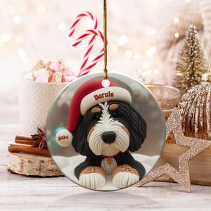 Decorazione natalizia Bernedoodle, ricordo personalizzato per cani - Ceramica a sublimazione / Regalo con nome personalizzato / Decorazione festiva per l'albero di Natale immagine 4