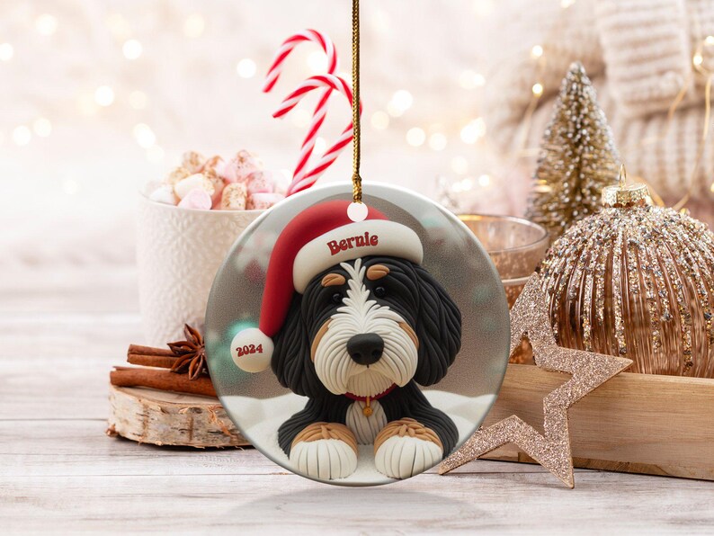 Decorazione natalizia Bernedoodle, ricordo personalizzato per cani - Ceramica a sublimazione / Regalo con nome personalizzato / Decorazione festiva per l'albero di Natale immagine 4