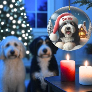 Individuell gestalteter Hunde-Ornament Bernedoodle, Weihnachtsmannmütze, festliches Erinnerungsstück (beidseitiger Sublimationsdruck, Keramik) Bild 10
