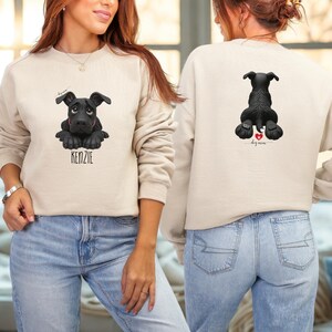 Puede incluir: Sudadera beige con un gr&aacute;fico de perro negro en la parte delantera y trasera. El gr&aacute;fico frontal incluye el nombre del perro, "KENZIE". El gr&aacute;fico trasero muestra la parte trasera del perro con un coraz&oacute;n y las palabras "dog mom".