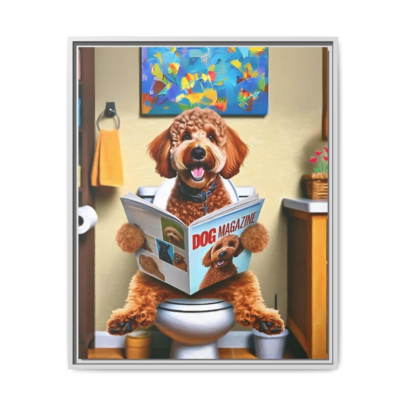 Puede incluir: Una impresi&oacute;n enmarcada muestra un perro marr&oacute;n sentado en un inodoro, leyendo una revista titulada "DOG MAGAZINE". El perro tiene una expresi&oacute;n feliz. El entorno del ba&ntilde;o incluye una pintura, una toalla y un peque&ntilde;o armario.