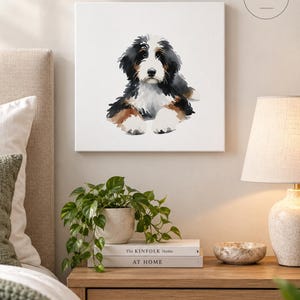 Puede incluir: Un lienzo cuadrado con una ilustraci&oacute;n en acuarela de un cachorro de boyero de Berna con pelaje negro, blanco y marr&oacute;n. La obra de arte est&aacute; marcada con las dimensiones 16x16 pulgadas en la esquina superior derecha de la imagen.