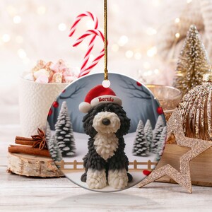 Enfeite de Bernedoodle, Lembrança de Cachorro com Gorro de Papai Noel | Cerâmica Dupla Face | Decoração Festiva para Árvore de Natal por Sublimação imagem 8