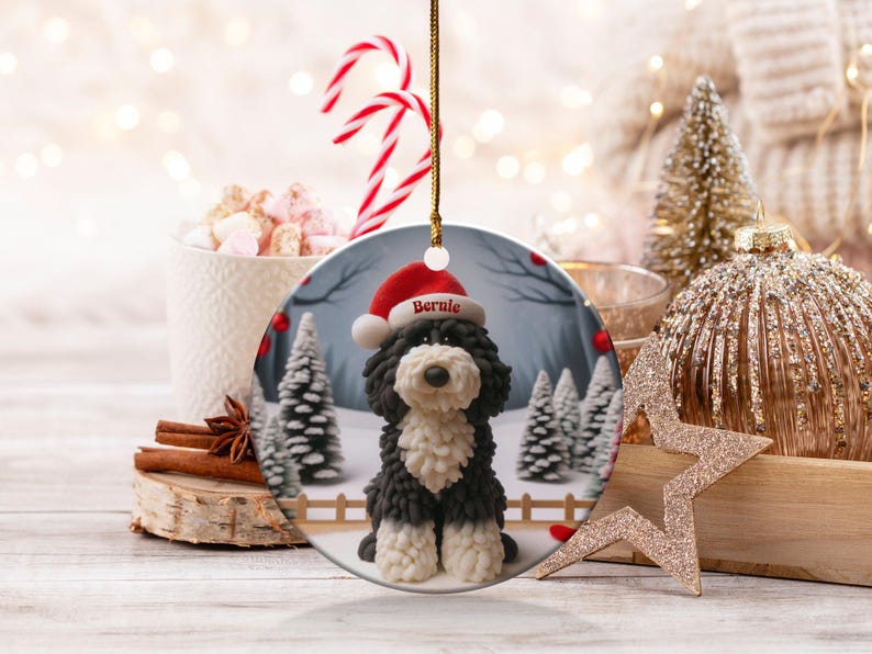 Enfeite de Bernedoodle, Lembrança de Cachorro com Gorro de Papai Noel | Cerâmica Dupla Face | Decoração Festiva para Árvore de Natal por Sublimação imagem 8