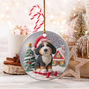 Bernedoodle-ornament, sneeuwbol-stijl met slee-ontwerp | Sublimatiekeramiek | 7,6 cm glanzend aandenken, dubbelzijdige kerstdecoratie afbeelding 4