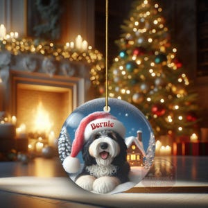 Individuell gestalteter Hunde-Ornament Bernedoodle, Weihnachtsmannmütze, festliches Erinnerungsstück (beidseitiger Sublimationsdruck, Keramik) Bild 18