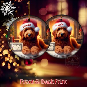 Pu&ograve; includere: Ornamento natalizio rotondo con un cane golden doodle con un cappello da Babbo Natale con il nome "Frannie". Il cane &egrave; di fronte a una scena di camino. L'ornamento ha un cordino dorato per appenderlo. Il testo "Front & Back Print" &egrave; in basso.