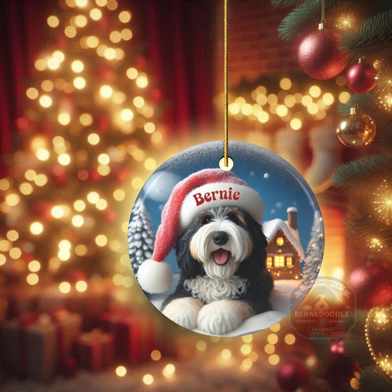 Individuell gestalteter Hunde-Ornament Bernedoodle, Weihnachtsmannmütze, festliches Erinnerungsstück (beidseitiger Sublimationsdruck, Keramik) Bild 4