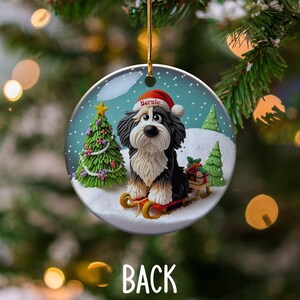 Bernedoodle Sledding, Snow Globe Style Ornament | Ceramic | 3 Inch Personalized Double Sided Keepsake afbeelding 2