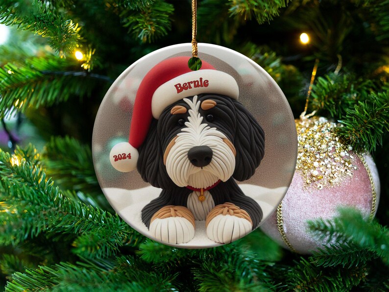 Decorazione natalizia Bernedoodle, ricordo personalizzato per cani - Ceramica a sublimazione / Regalo con nome personalizzato / Decorazione festiva per l'albero di Natale immagine 3