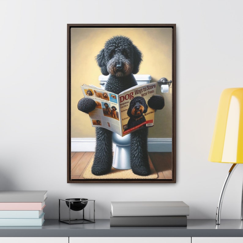 Portret van een zwarte Goldendoodle op het toilet, hond die een tijdschrift leest, grappig hondenportret, wanddecoratie voor de gastenbadkamer, cadeau voor labradoodle-liefhebbers, dierenliefhebber afbeelding 6